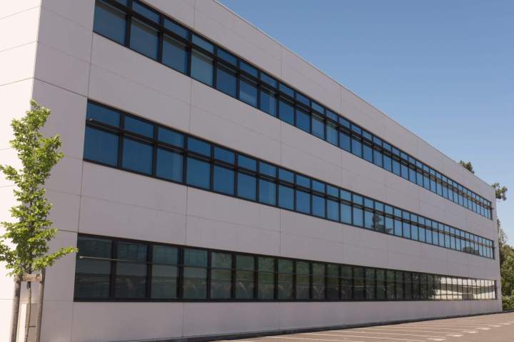 Bâtiment commercial après enlèvement de graffitis