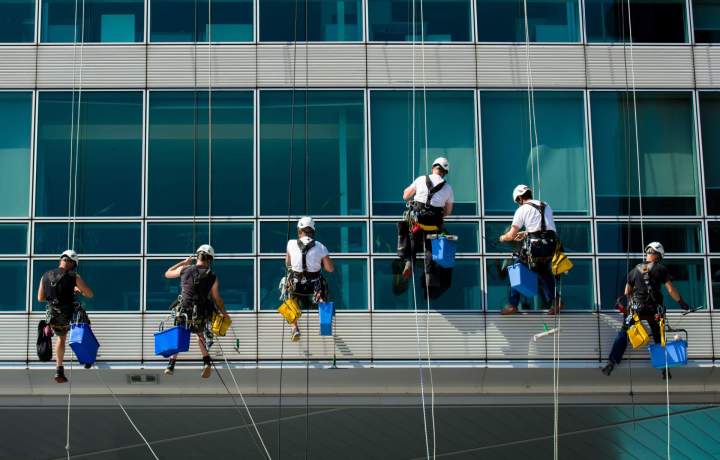 Lavage de vitres en hauteur sur un immeuble commercial