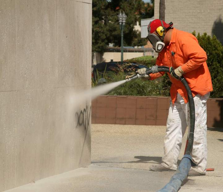 Enlèvement professionnel de graffitis sur une façade commerciale