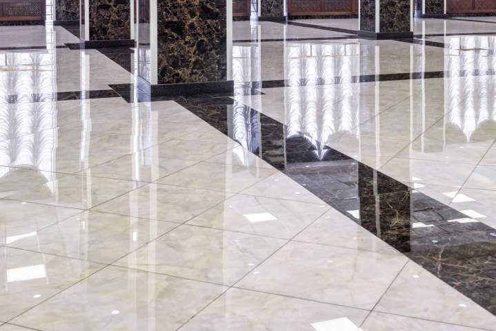 Décapage et application de fini sur un plancher commercial
