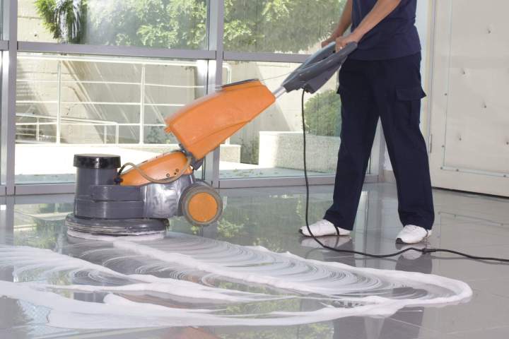 Décapage de plancher commercial 