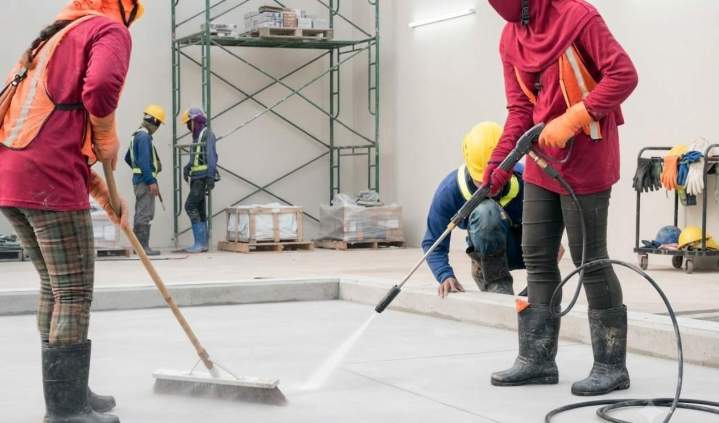 Professional cleaning of a floor after construction