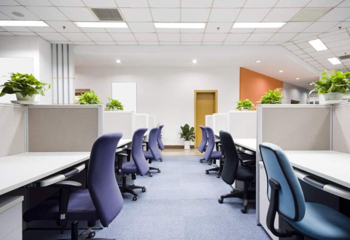 Nettoyage de tapis commercial dans un espace de bureaux
